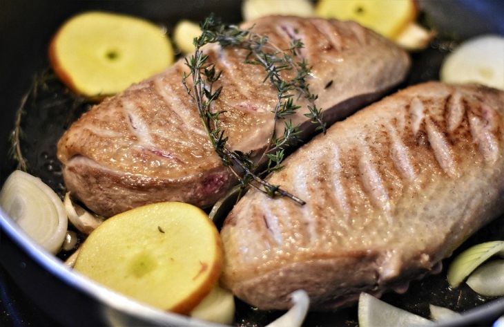 5 кулинарных лайфхаков, которые помогут приготовить сочное мясо