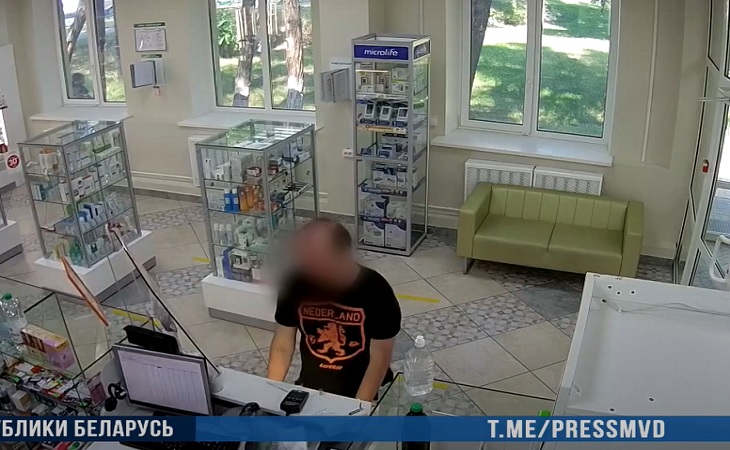 В Мозыре пьяный мужчина разнес витрину аптеки – в наличии не было настойки календулы