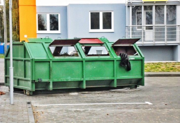 Выбросил стекло в контейнер с бытовыми отходами — штраф. Как будут вывозить вторсырье из дворовых контейнеров в Беларуси