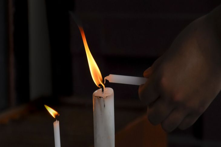 В России подросток прикурил от свечи в храме. Теперь он объяснил свой поступок