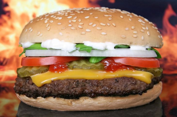 В Великобритании могут запретить рекламу фастфуда и сладостей