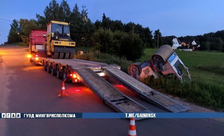 В Минске перевернулся дорожный каток с водителем В Минске перевернулся дорожный каток с водителем