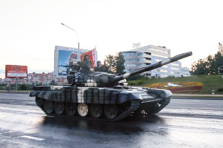 В преддверии выборов по Минску пройдет военная техника