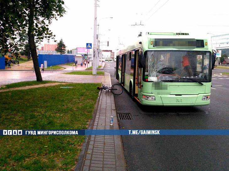 В Минске велосипедист попал под троллейбус