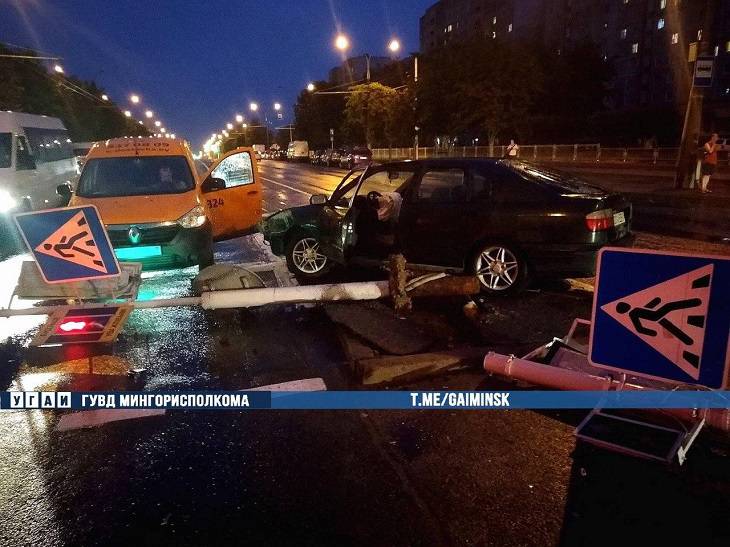 В Минске пьяный водитель снес два светофора, один из них упал на авто