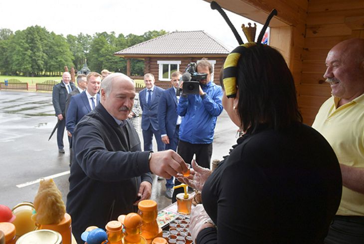 Президент рассказал, сколько меда съедает в год