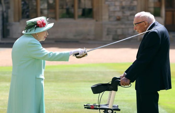 Королева Елизавета II посвятила в рыцари столетнего ветерана, который собрал более $41 млн для медиков