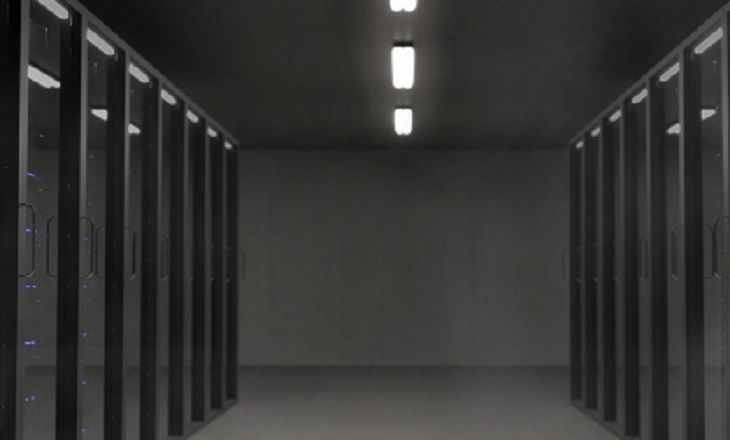 Женщина обнаружила в шкафу похоронного бюро давно забытые останки людей