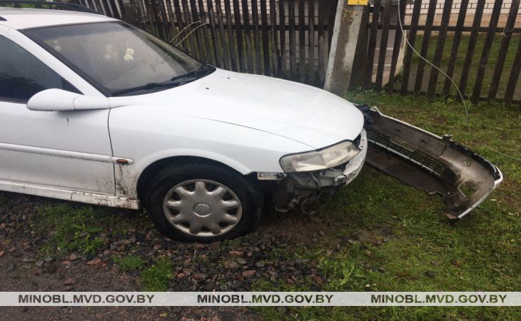 3,3 промилле: под Минском нетрезвая бесправница решила поучиться вождению и разбила Opel о столб