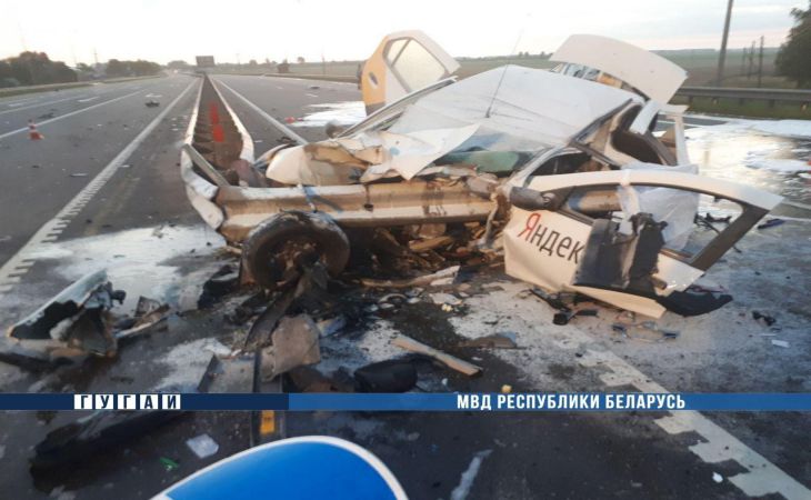 Под Слуцком пьяный пассажир угнал такси и влетел в отбойник – авто загорелось, мужчина погиб 