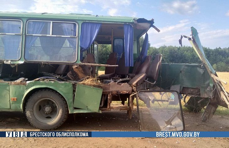 Жесткое ДТП под Иваново: трактор протаранил автобус с пассажирами 