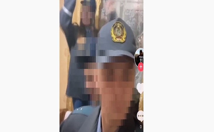 Парень из Витебска выложил в TikTok танцы в милицейской форме – ему пришел штраф