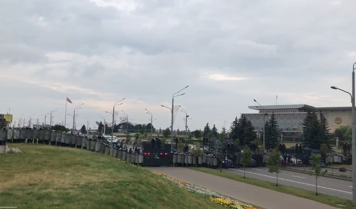 Силовики с военной техникой перекрыли подход ко Дворцу независимости: туда направляются протестующие 