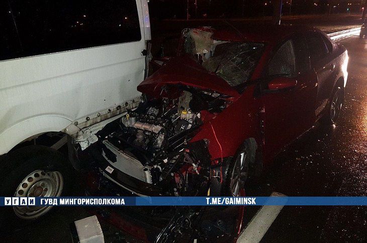 В Минске пьяный бесправник врезался в припаркованное авто: два человека в больнице