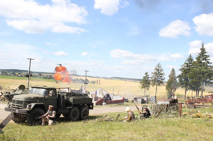 «Афганское небо». На Линии Сталина отметили День десантников и сил специальных операций