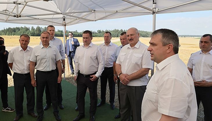 Лукашенко о митингующих: У нас в Минске некоторые пивко посасывают на скамейке, потом возбудились, побегали, опять сели