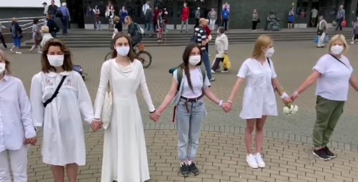 В Минске женщины в белой одежде и с цветами вышли с призывом прекратить насилие