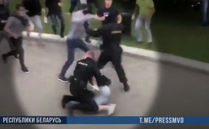 СК: По делу о стычках с ОМОНом в Минске проходит 17 человек