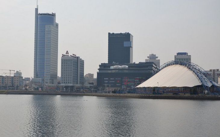 Новости сегодня: отъезд Тихановской из Беларуси, 2000 задержанных, 200 пострадавших и один погибший на акциях протеста