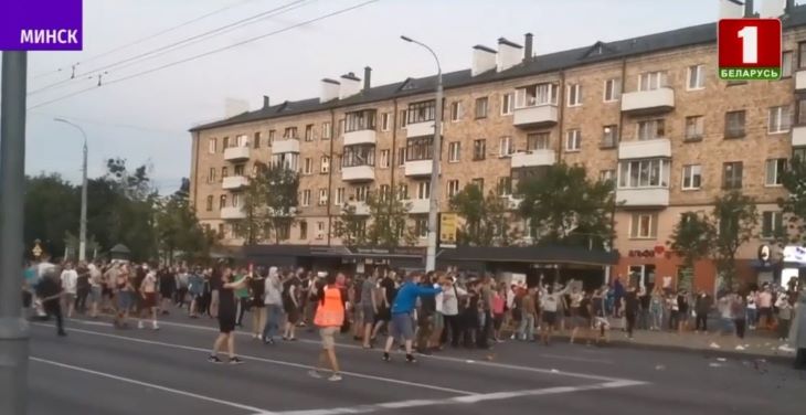 Бойцы внутренних войск начали задерживать людей в центре Минска 