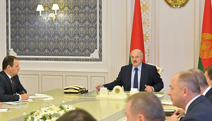 Лукашенко поблагодарил рабочих на предприятиях и призвал не прятать глаза в асфальт