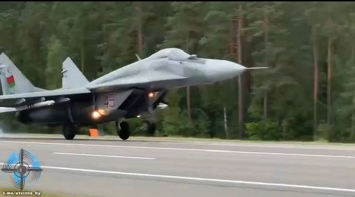 На трассу под Ивацевичами садятся истребители МиГ-29: что происходит 