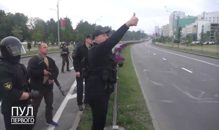 Лукашенко силовикам возле Дворца Независимости: Спасибо, вы красавцы!!!