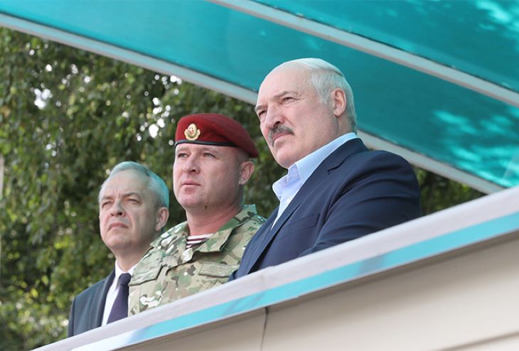 Лукашенко о задержанных провокаторах: Деньги застилают глаза, позеленели от этих денег: кто платит, за того и пою