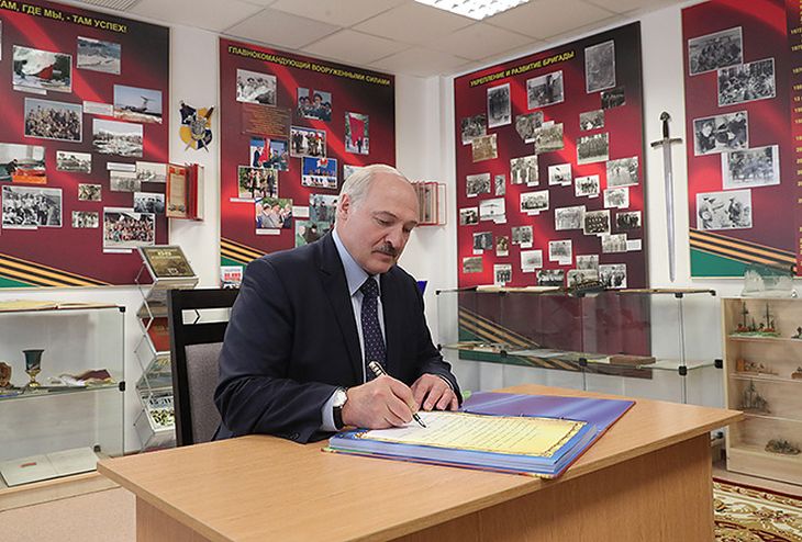 «Мы прожили четверть века не впустую. Будет что сказать детям»: Лукашенко о становлении Беларуси