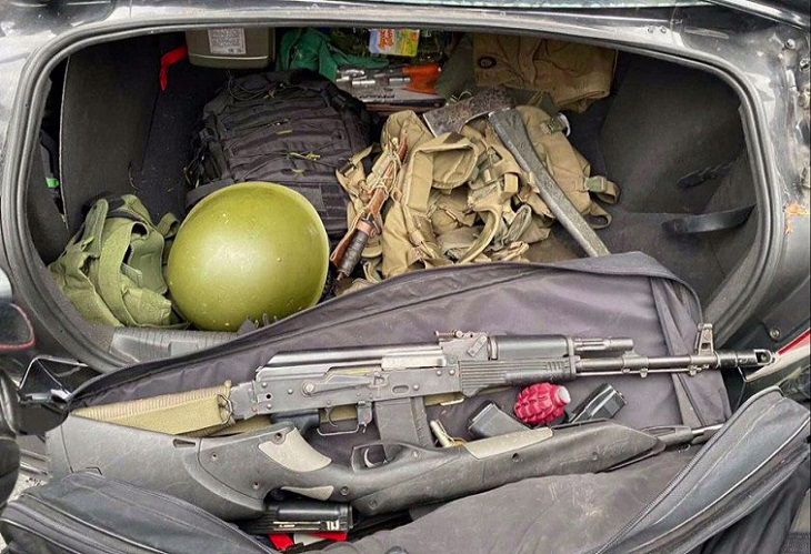 СТВ: В Минске ОМОН задержал автомобиль, начинённый оружием