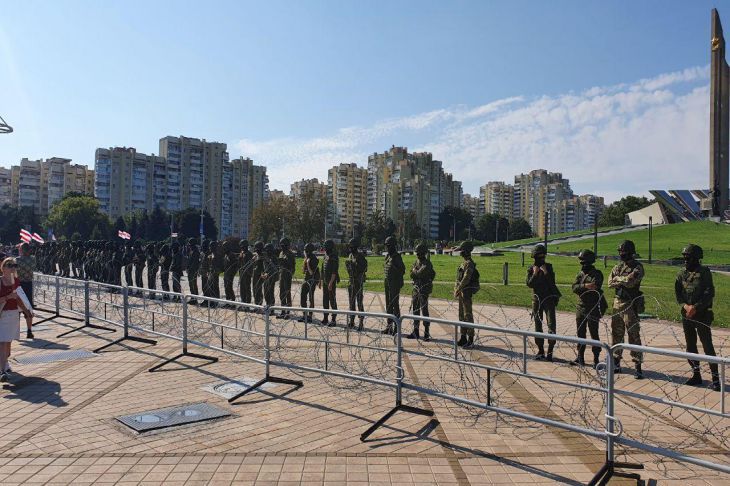 В Беларуси военными найдены тайники протестующих с «оружием»