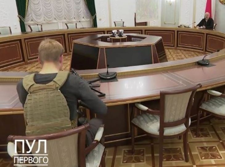 15-летний Коля Лукашенко сопровождал отца с автоматом в руках