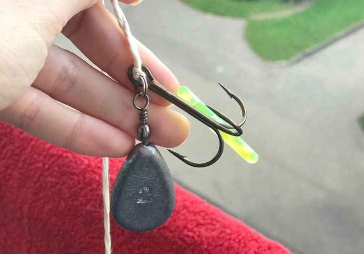 Жительница Минска вывесила из окна одежду в виде флага — ее украли