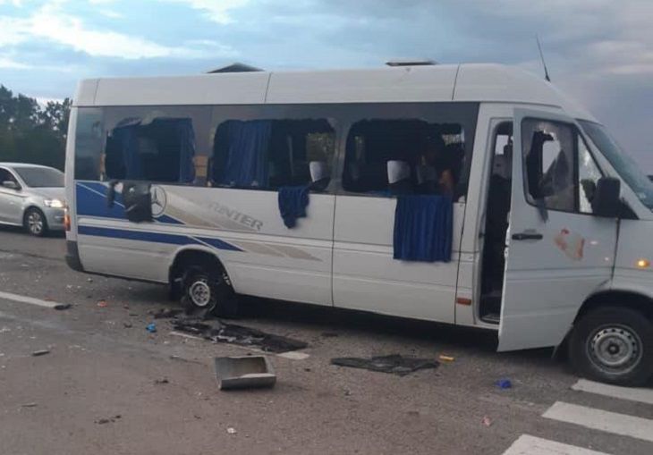 Под Харьковом обстреляли автобус оппозиционной организации: есть пострадавшие