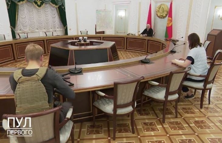 У президента автомат, у Коли - автомат и бронежилет, Эйсмонт - без оружия: как прошло совещание Лукашенко У президента автомат, у Коли - автомат и бронежилет, Эйсмонт - без оружия: как прошло совещание Лукашенко