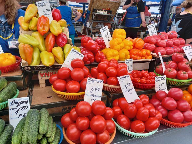 Картофель - 99 копеек, кабачок - 59 копеек. Посмотрели цены на Комаровке