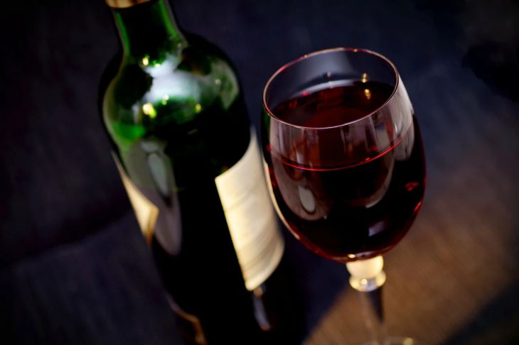 Ученые открыли ещё одно полезное свойство красного вина 