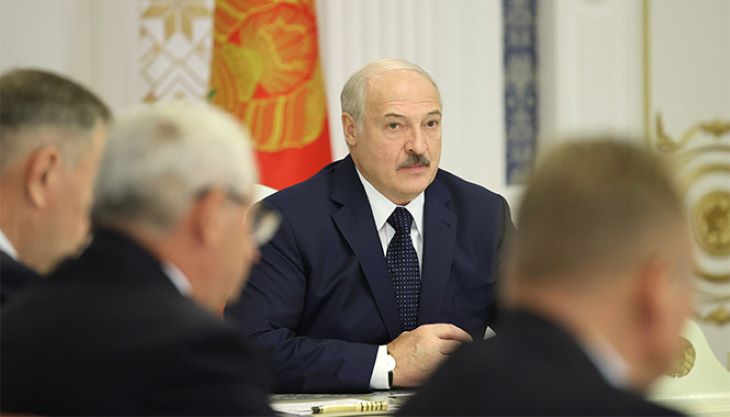 Лукашенко о забастовках: «Так паскудно себя ведут. Флаг растягивают и делают картинку»