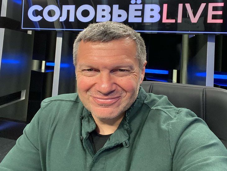 Белорусский рабочий сорвал эфир Соловьева, сняв штаны в прямом эфире