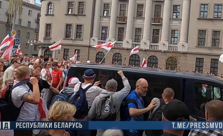 МВД показало видео нападения на авто милиции у площади Независимости в Минске