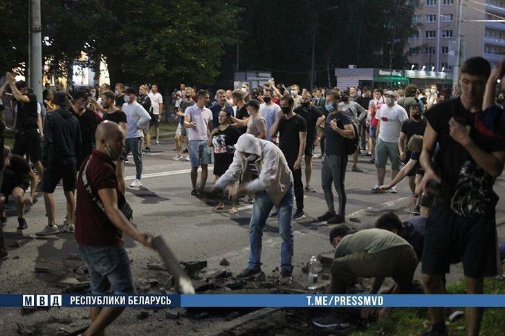 В Бресте за участие в массовых беспорядках задержали двух человек