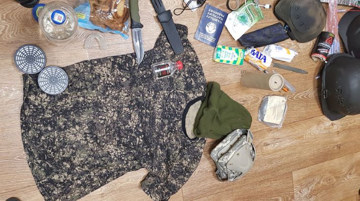 На Брестчине парни готовились к протесту: у них нашли дымовые шашки, петарды и каски 