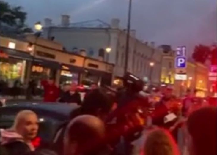 У посольства Беларуси в Москве люди выстроились в «цепь солидарности»