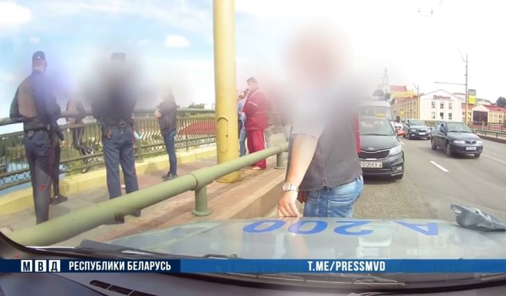 В Гродно девушка хотела спрыгнуть с моста: ее отговорили милиционеры и медики 