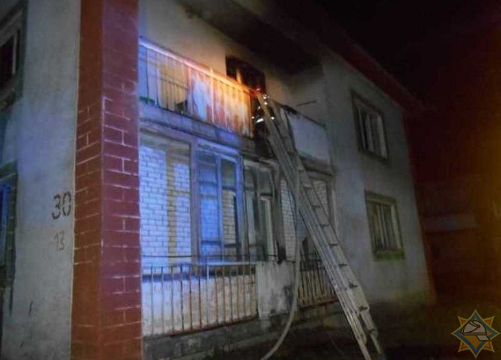 Получил перелом, но спасся: под Оршей мужчина выпрыгнул из окна во время пожара