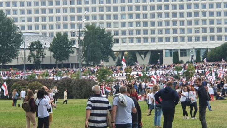 В центре Минска собрались протестующие. Посмотрите, что сейчас происходит в городе