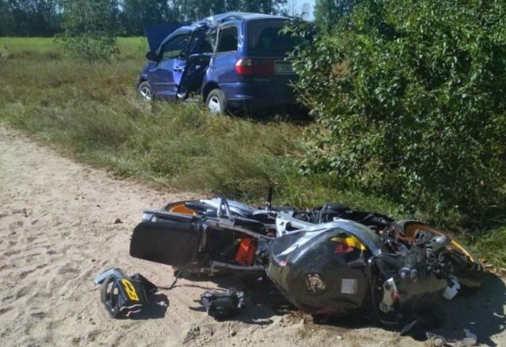 В ДТП под Пинском погиб мотоциклист, пострадала 3-летняя девочка