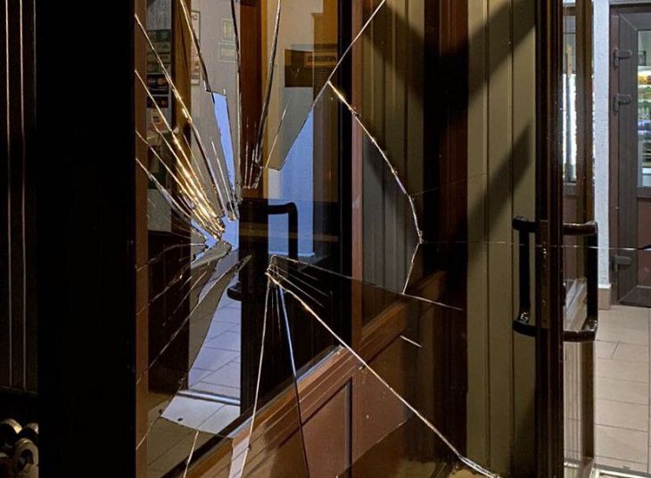 В Кричеве парень на спор разбил кулаком стекло на заправке и попал под статью