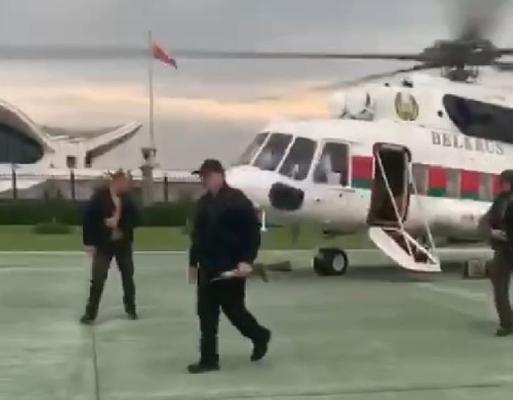 Пушков прокомментировал кадры с держащим автомат Лукашенко