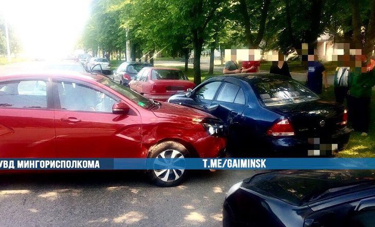 В Минске пьяный водитель с 2,06 промилле разбил четыре припаркованных авто